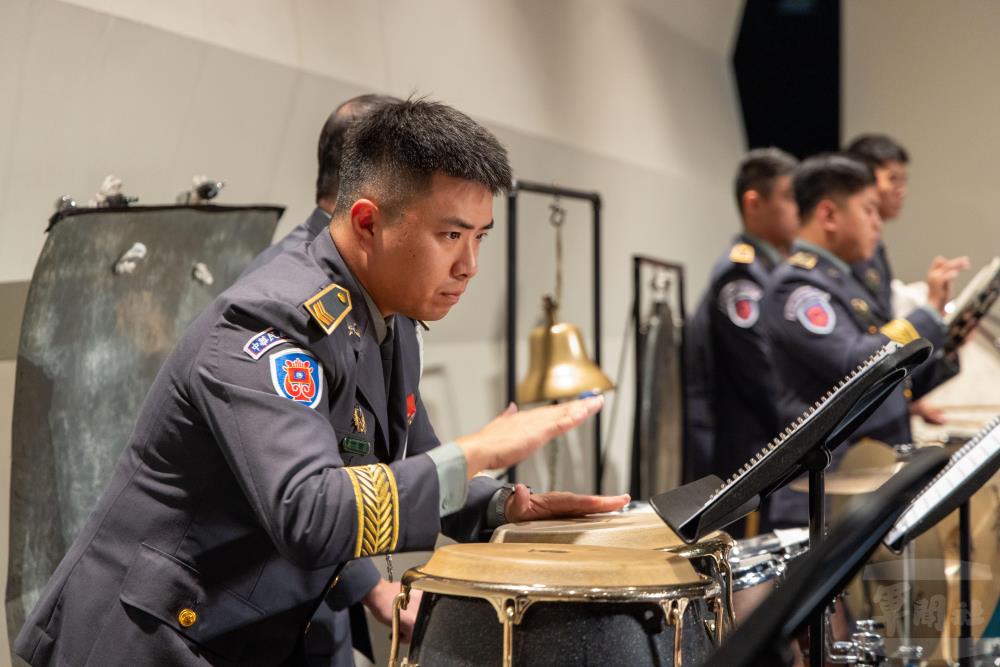 陸軍軍樂隊官兵演奏康加鼓。（青年日報提供）