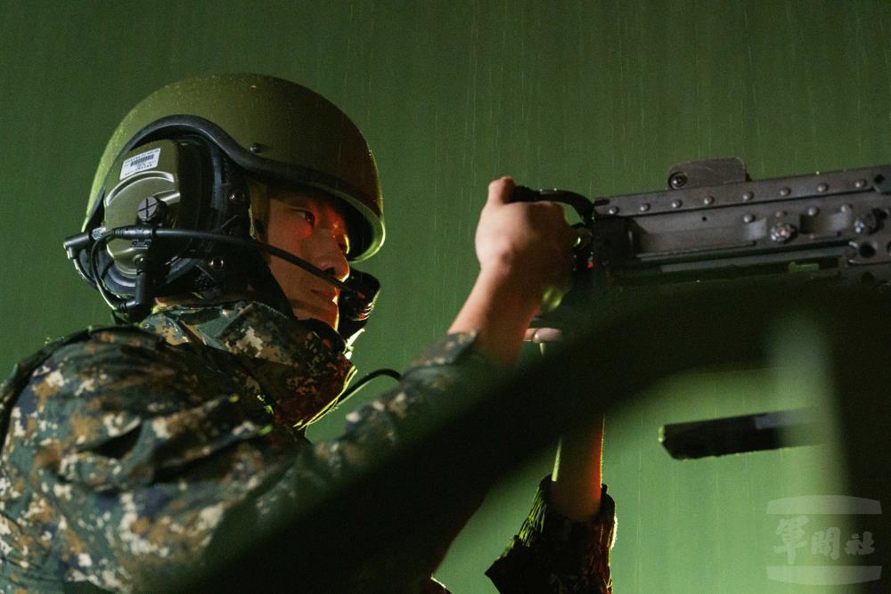 CM21甲車機槍手進行重要目標防護演練。（軍聞社記者呂尚俞攝）