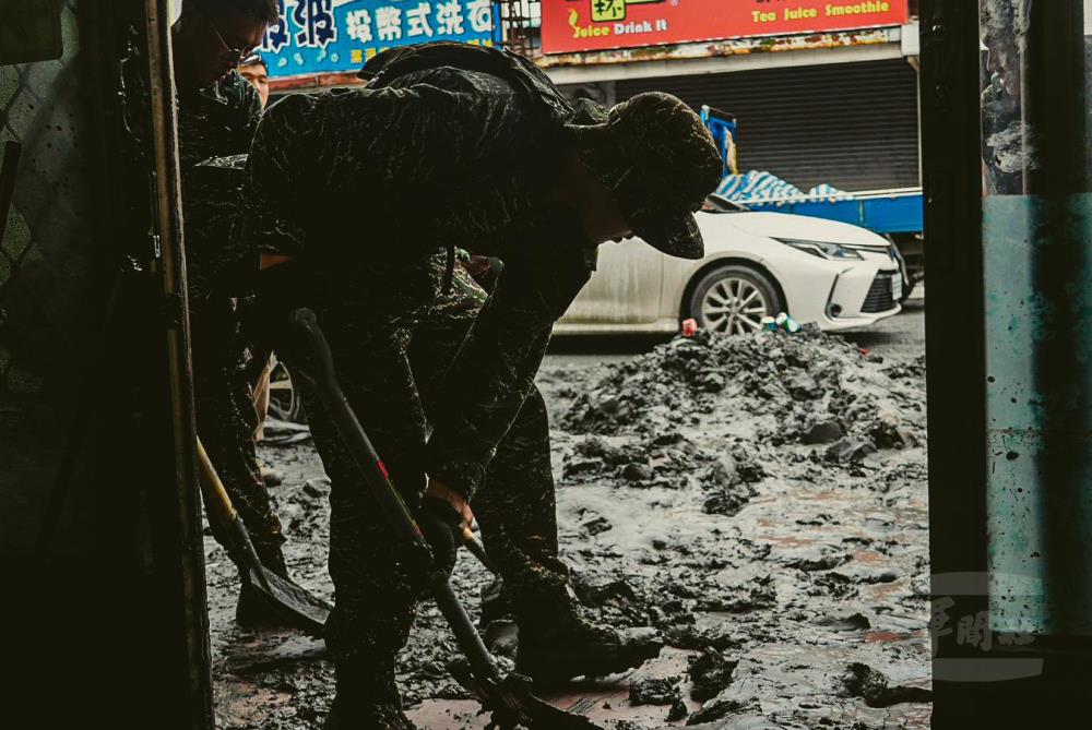 官兵協助居民清掃屋內泥沙。（軍聞社記者陳傳奇攝）