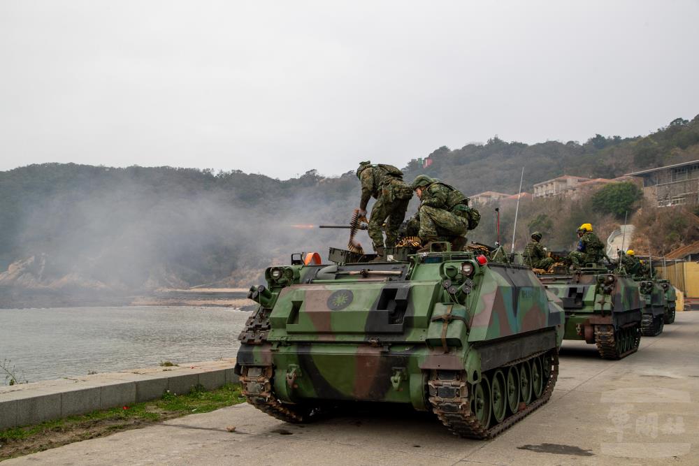 操演官兵運用50機槍實施防護射擊。（軍聞社記者王進福攝）