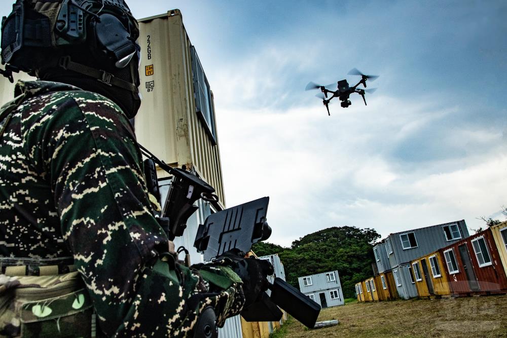 海軍陸戰隊官兵運用「微型無人機」，提升戰場覺知與透明度。（軍聞社記者王茗生攝）