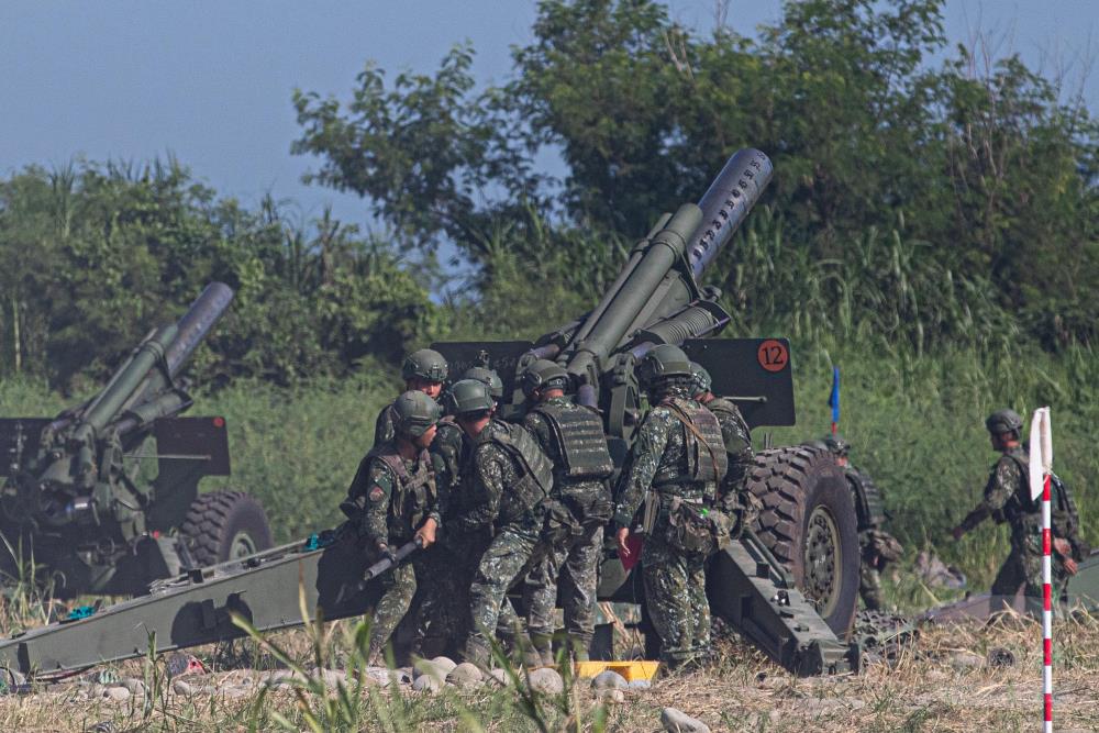 砲班進行155榴彈砲裝填。（軍聞社記者卓以立攝）