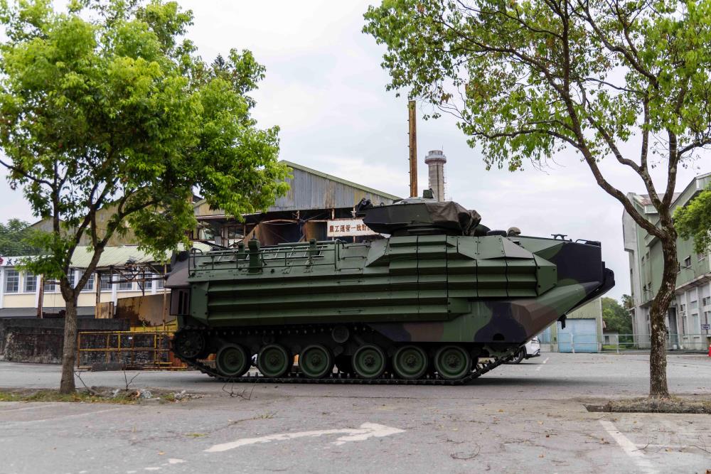 AAV7兩棲突擊車實施機動測試。（軍聞社記者蔡枋澐攝）