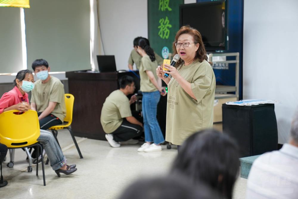 電臺主持人代表與在場聽友互動。（軍聞社記者侯凱議攝）