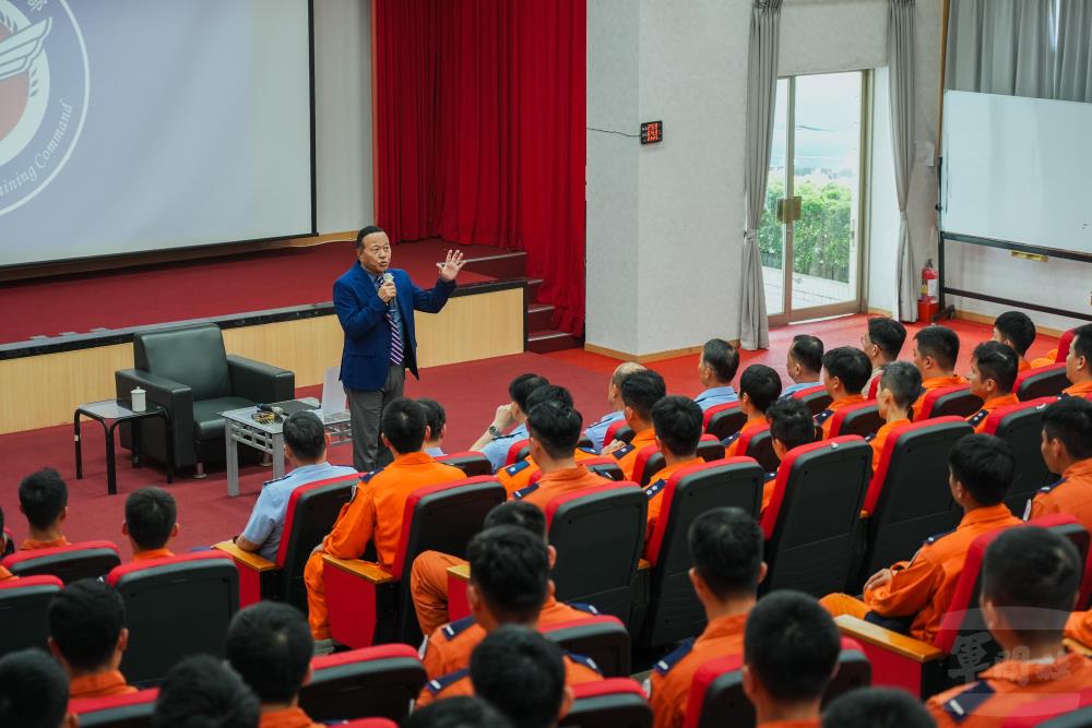 柏副部長肯定飛行員訓練辛勞。（軍聞社記者陳傳奇攝）