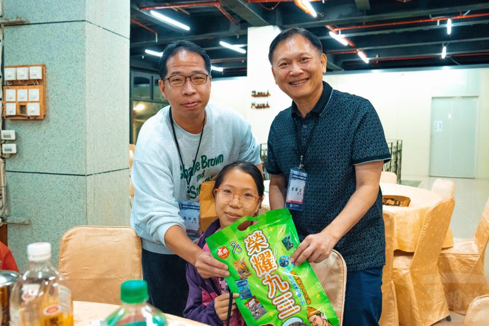 政戰局長史中將致贈楷模及家屬紀念禮品。（軍聞社記者吳冠萱攝）