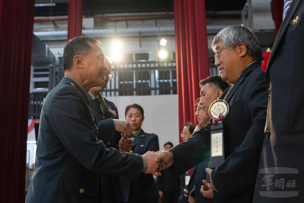 鍾副部長頒獎表揚年度績優幹部。（軍聞社記者李恬恬攝）