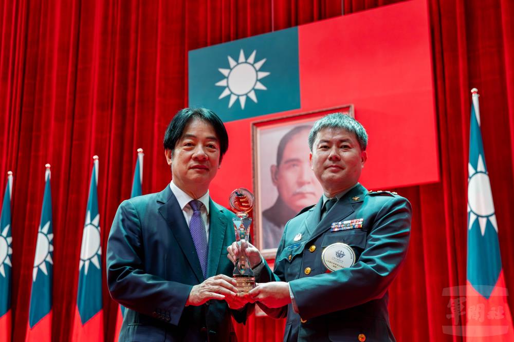 國防部青年日報社獲選114年全民國防教育傑出貢獻獎團體獎。（軍聞社記者蔡枋澐攝）