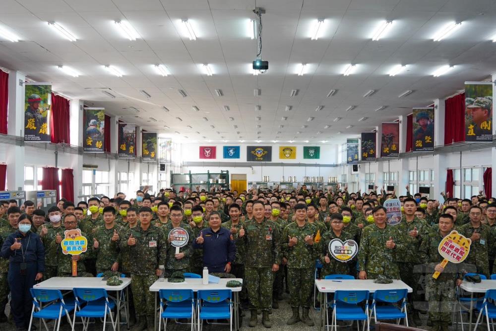 童巡佐與官兵合影。（陸軍第十軍團提供）