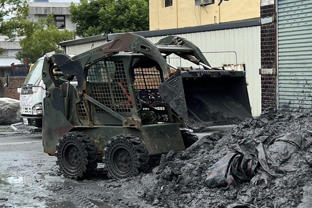 52工兵群投入災區執行道路清淤作業。（第五作戰區提供）