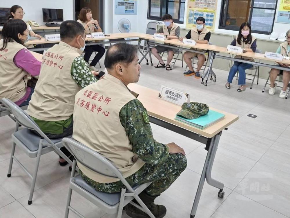 臺南後備指揮部派遣連絡官，協助地方政府密切掌握水情。（第四作戰區提供）