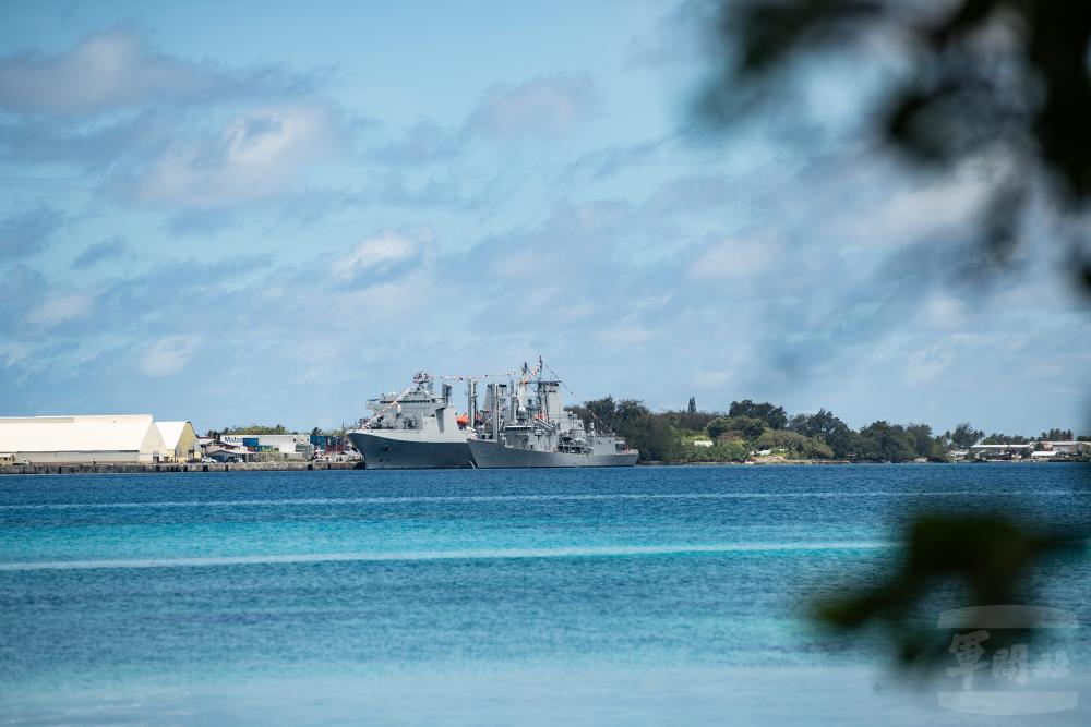 軍艦以「全艦飾」，向友邦國家表達崇高敬意。（軍聞社記者王茗生攝）