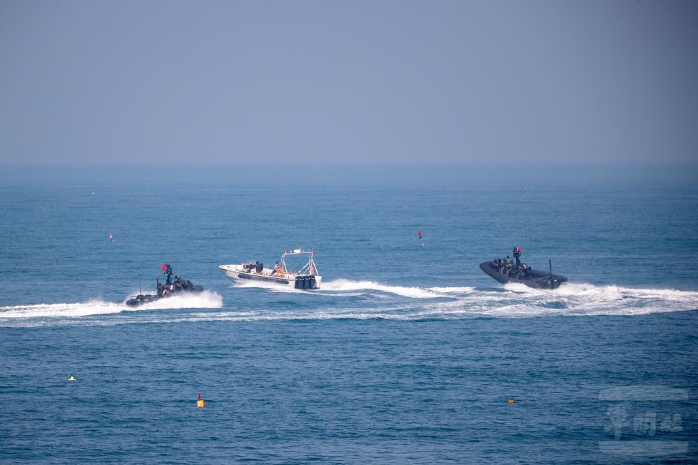 近岸特戰部隊運用M109突擊艇對不明漁船實施驅離。（軍聞社記者王進福攝）