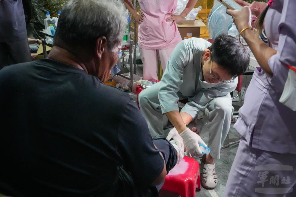 國軍高雄總醫院前進外科小組至災區協助民眾清創患部。（軍聞社資料照片）