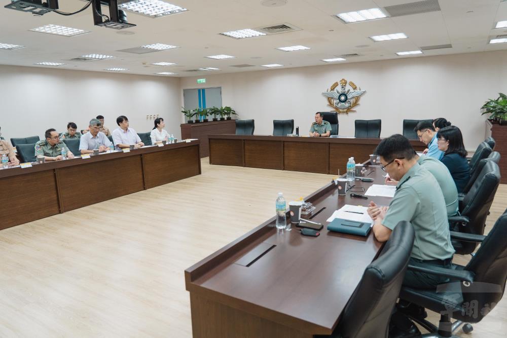 鍾副部長主持會議。（軍聞社記者呂尚俞攝）