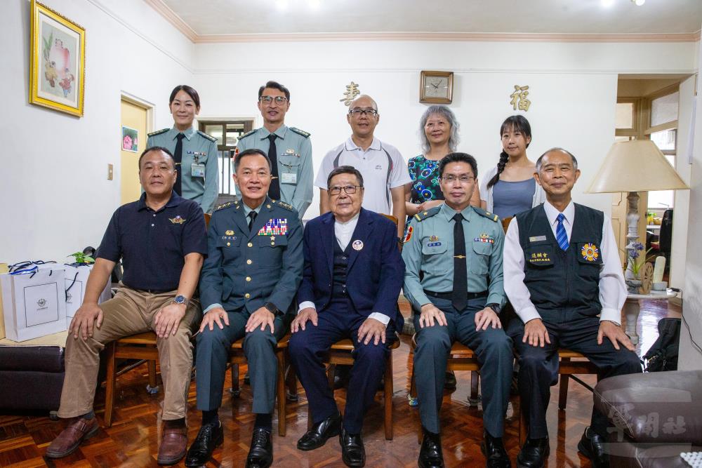 鍾副部長與樊定永先進家人等人合影。（軍聞社記者王進福攝）