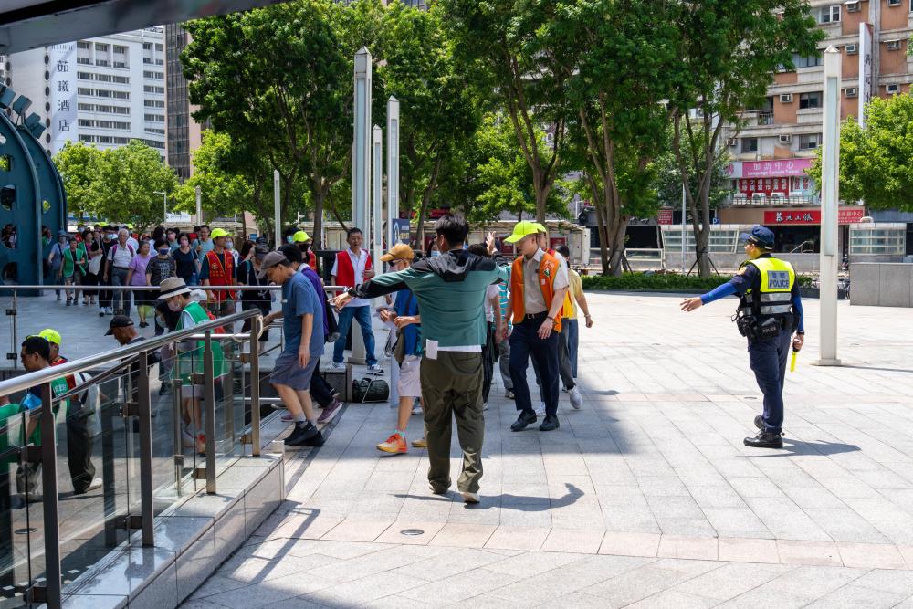 民眾配合執勤人員引導進入防空避難處所避難。（軍聞社記者吳冠萱攝）