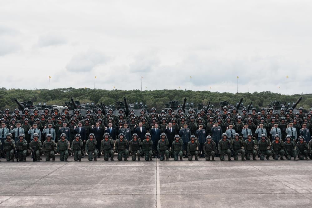 賴總統與陸軍裝甲第五八四旅聯兵三營全體官兵合影留念。(軍聞社記者陳彥樺攝) 賴總統與陸軍裝甲第五八四旅聯兵三營全體官兵合影留念。(軍聞社記者陳彥樺攝)