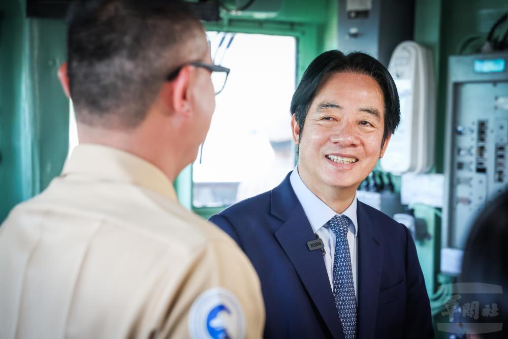 賴總統與官兵輕鬆話家常。（軍聞社記者周昇煒攝）