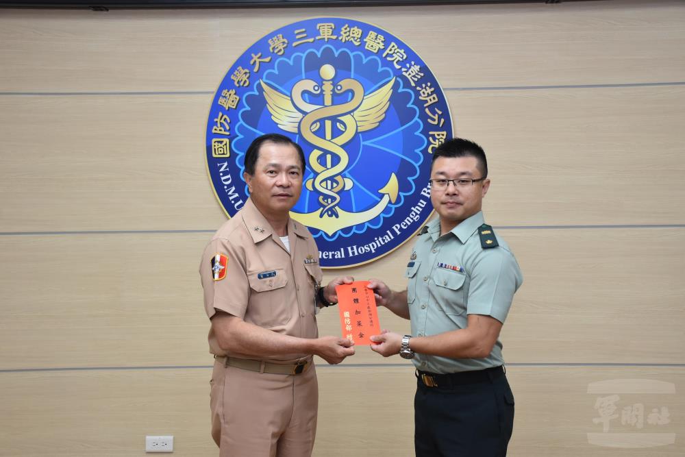 黃常次頒贈慰問金予軍備局工程營產中心中工處澎湖分遣所。（軍醫局提供）
