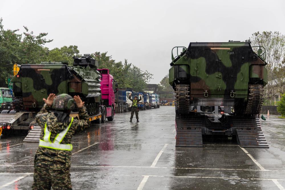 海軍陸戰隊指揮部派遣AAV7兩棲突擊車進駐花蓮光復糖廠。（軍聞社記者蔡枋澐攝）