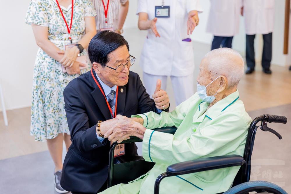 嚴主委關懷長者。（屏東榮民總醫院提供）