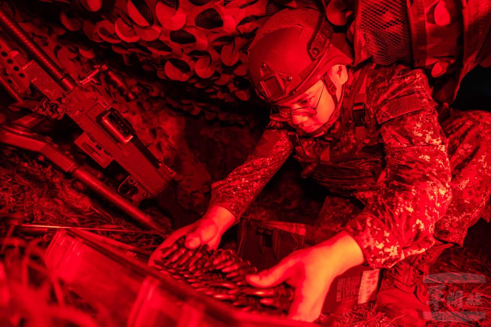 官兵檢整T74機槍彈藥。（軍聞社記者蔡枋澐攝）