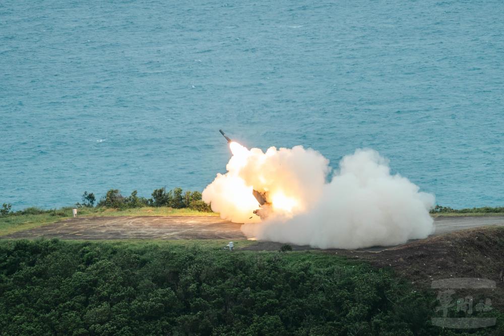 海馬士多管火箭系統向海上目標實施精準打擊。（軍聞社記者林庭暉攝）
