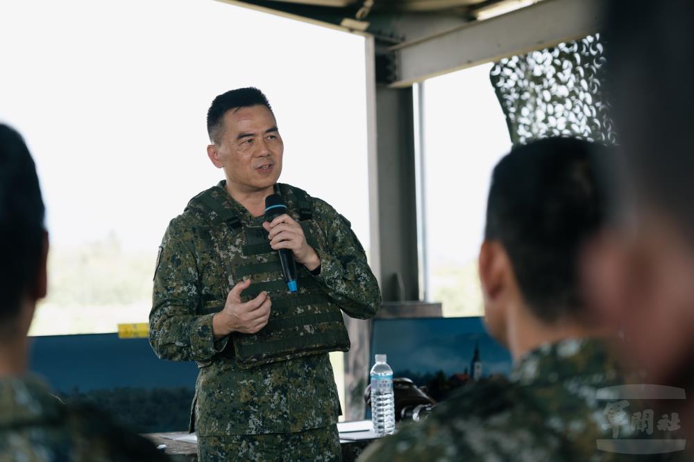 呂司令期勉官兵持續精進飛操技能，建構堅實不對稱戰力。（軍聞社記者陳彥樺攝）