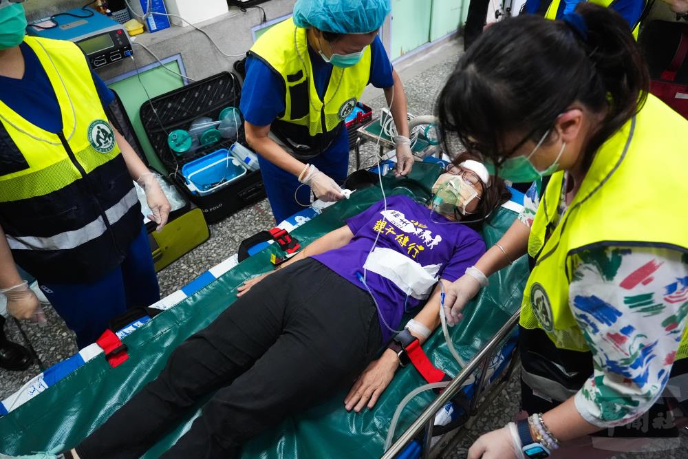 醫療人員於臨時急救站處置傷患。（軍聞社記者陳傳奇攝）