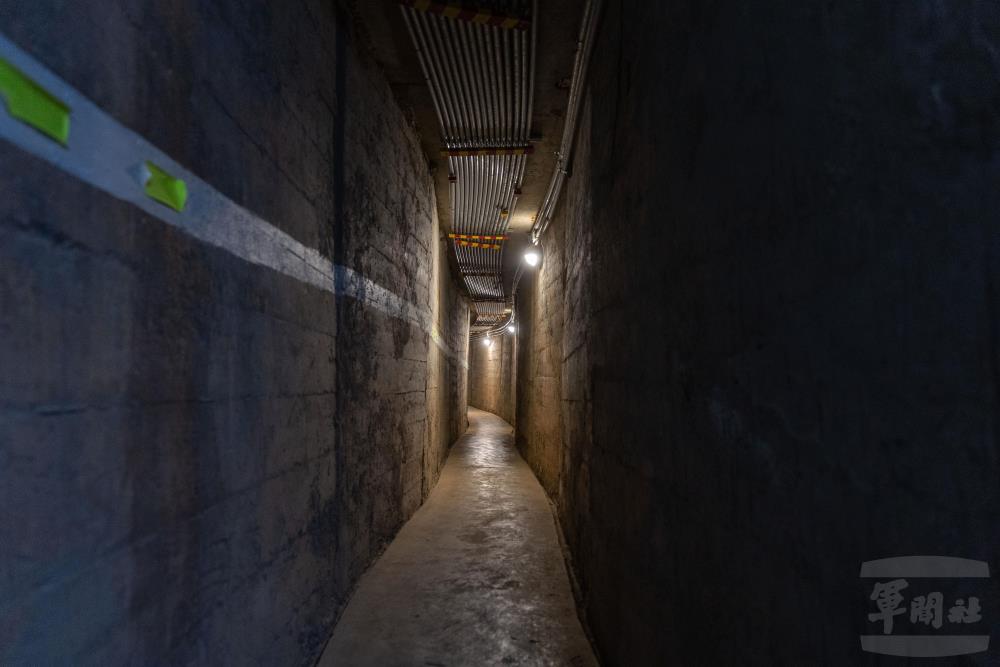 狹窄的坑道空間。（軍聞社記者吳柏融攝）