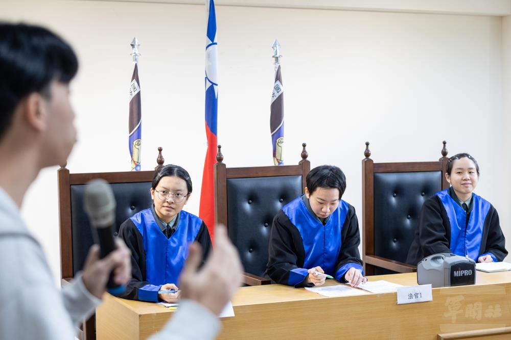 學員扮演反方辯論，以清晰邏輯說服法官。（軍聞社記者吳柏融攝）