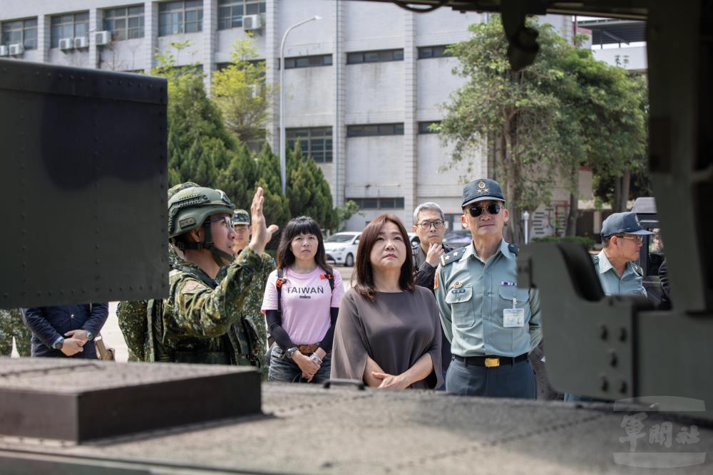 馬召委聽取海馬士飛彈車介紹。（軍聞社記者吳柏融攝）