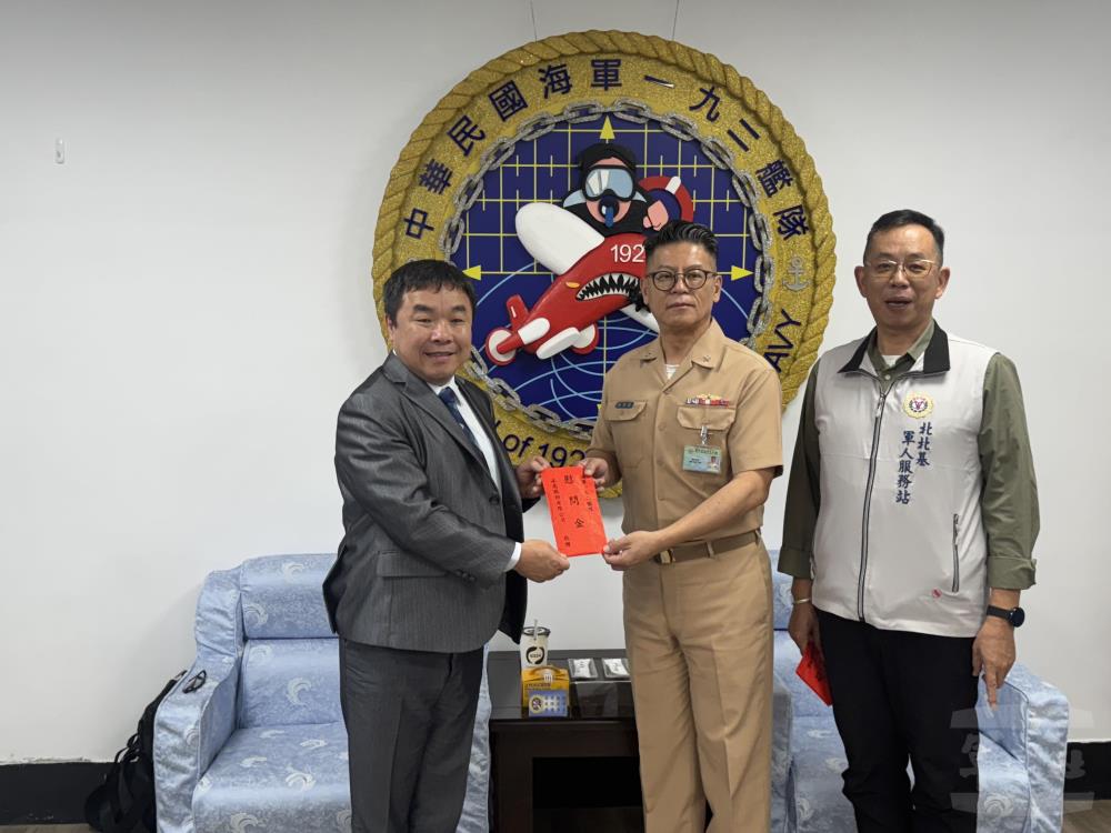 卓董事長致贈慰問金。（軍友社提供）