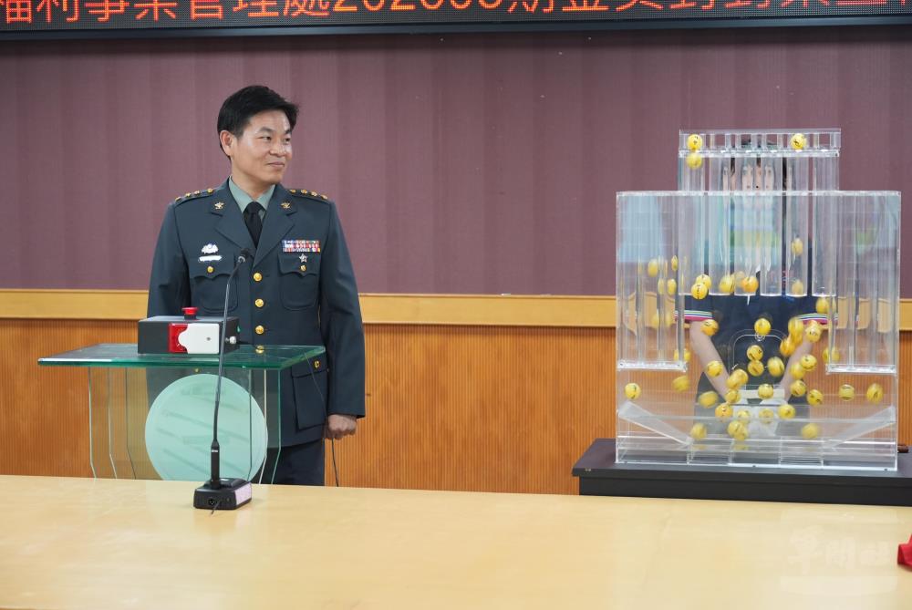邱處長抽出獎項。（軍聞社記者呂尚俞攝）
