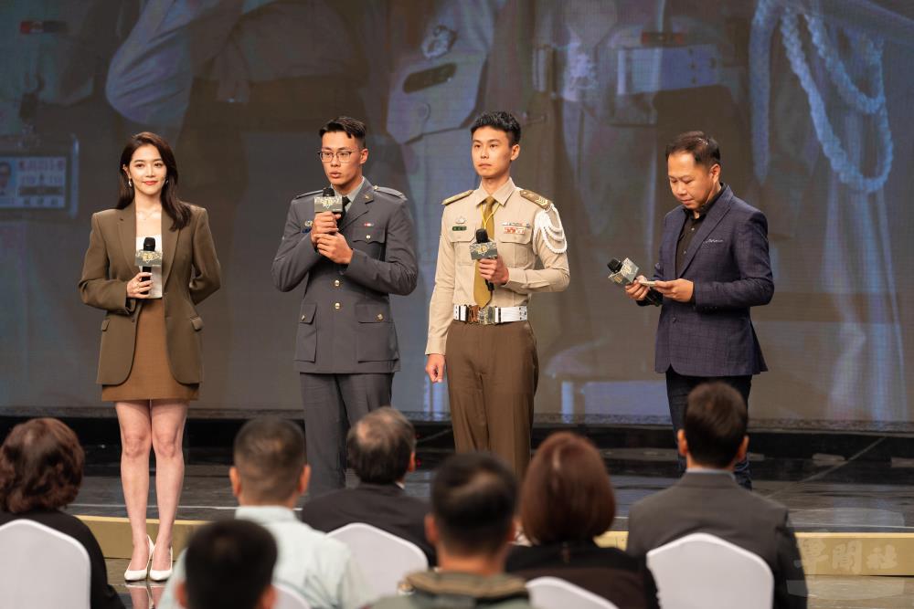 陸軍官校校旗隊學生，與憲兵211營官兵上臺分享訓練過程。（軍聞社記者呂尚俞攝）
