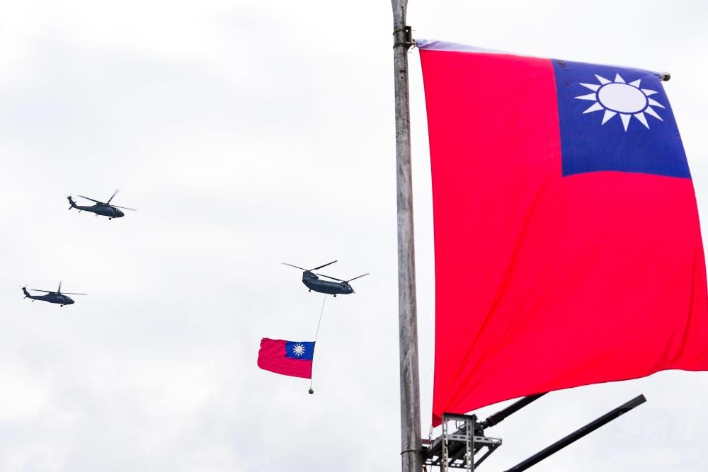 國旗機隊配合國歌領唱階段進場。（軍聞社記者黃劭恩攝）