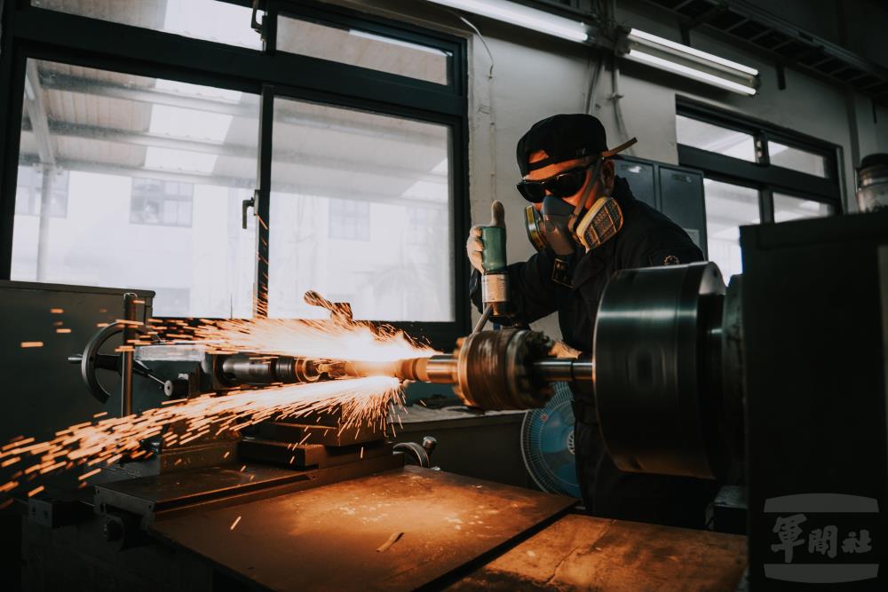 火與鋼的守護者　海軍俥鑄職人自主產製撐起海上屏障