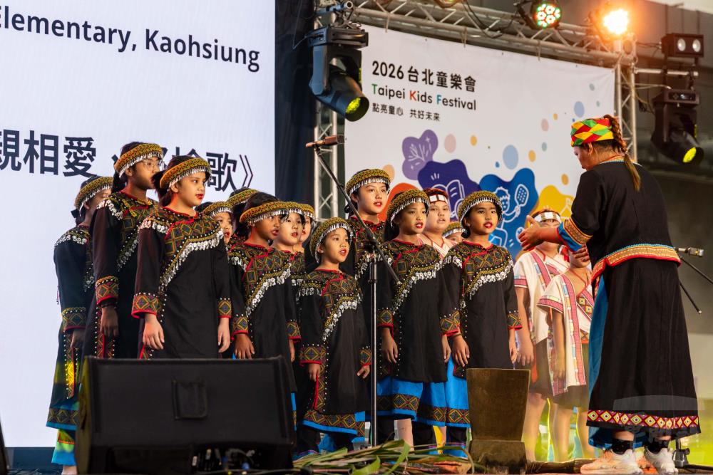 高雄市桃源國小學童在開幕典禮中獻唱《拍手歌》及布農族古調，展現多元文化生命力。（軍聞社記者蔡枋澐攝）
