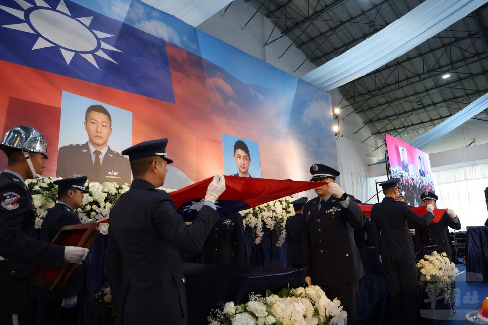覆旗儀式。（軍聞社記者林澤廷攝）