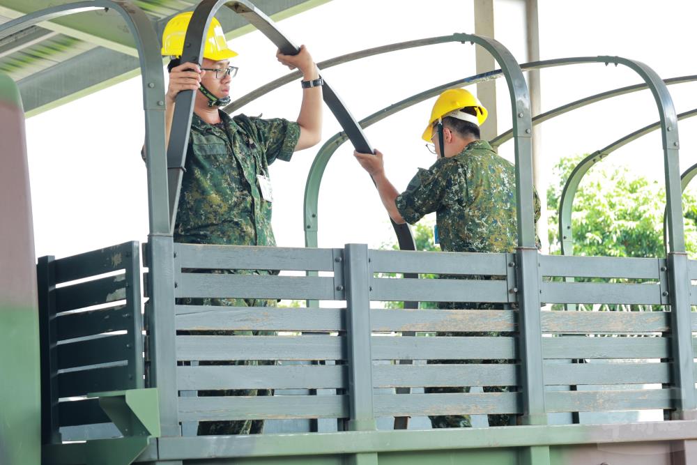 官兵檢整救災車輛，確保裝備妥善。（第五作戰區提供）