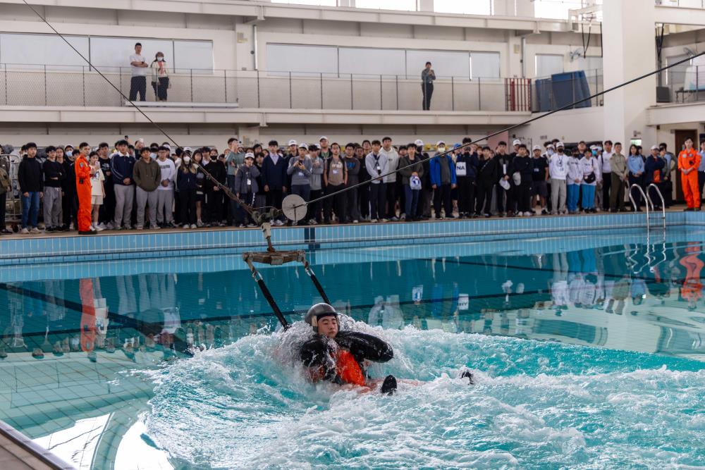 國求中心教官實施「傘拖解脫逃生」示範。（軍聞社記者蔡枋澐攝）