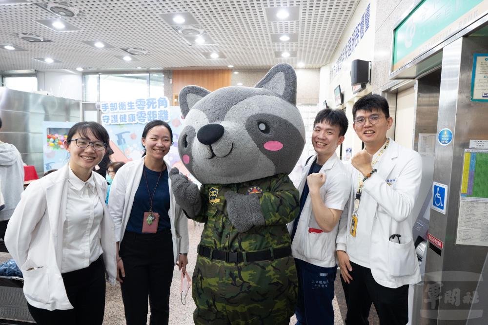 三總員工與活動玩偶合影。（軍聞社記者呂尚俞攝）