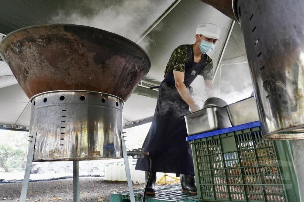 食勤人員發揮有效作業能量，滿足用餐人數並準時供餐。（206旅提供）