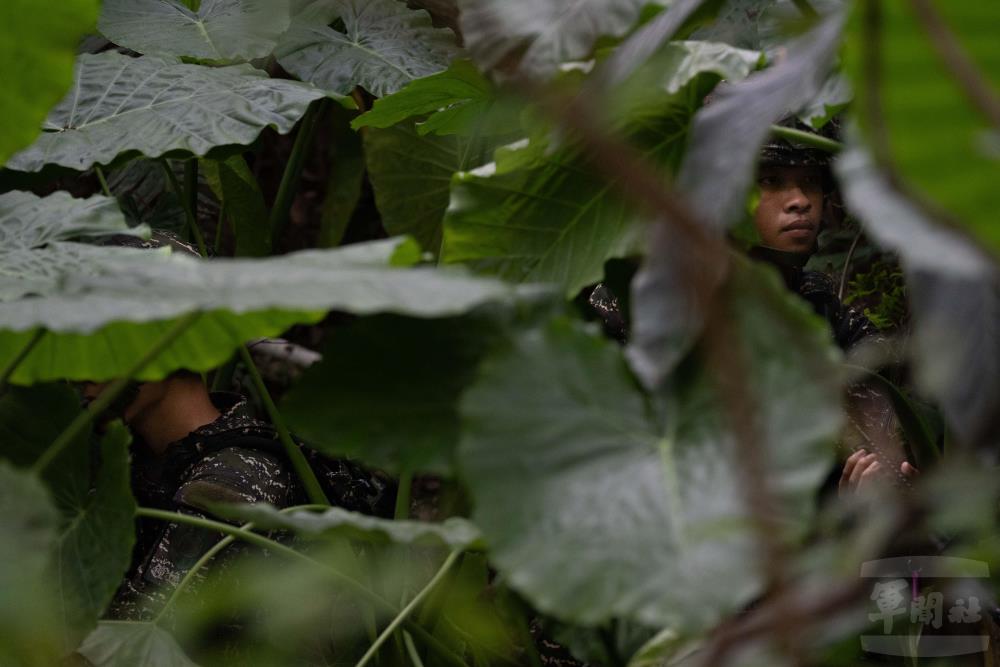 外哨點官兵時刻保持警戒。（軍聞社記者呂尚俞攝）