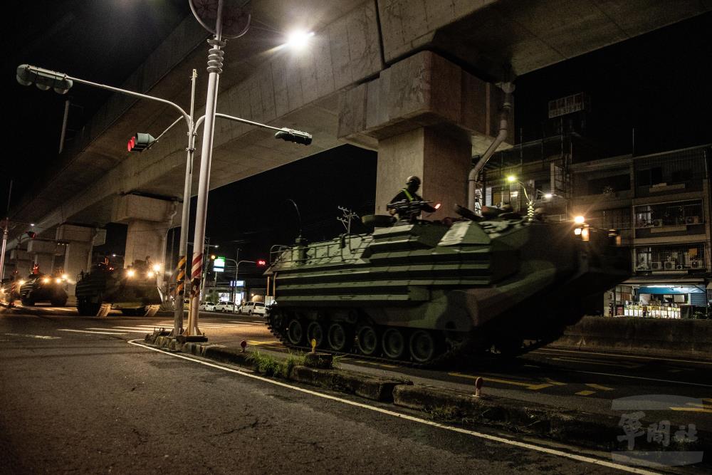 官兵在昏暗的環境下時刻保持警戒。（軍聞社記者王茗生攝）