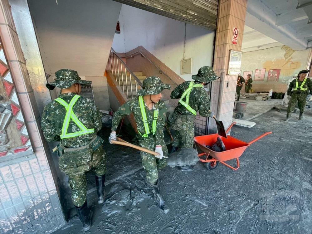 官兵投入校園環境整理與教室清淤任務。（第三作戰區提供）