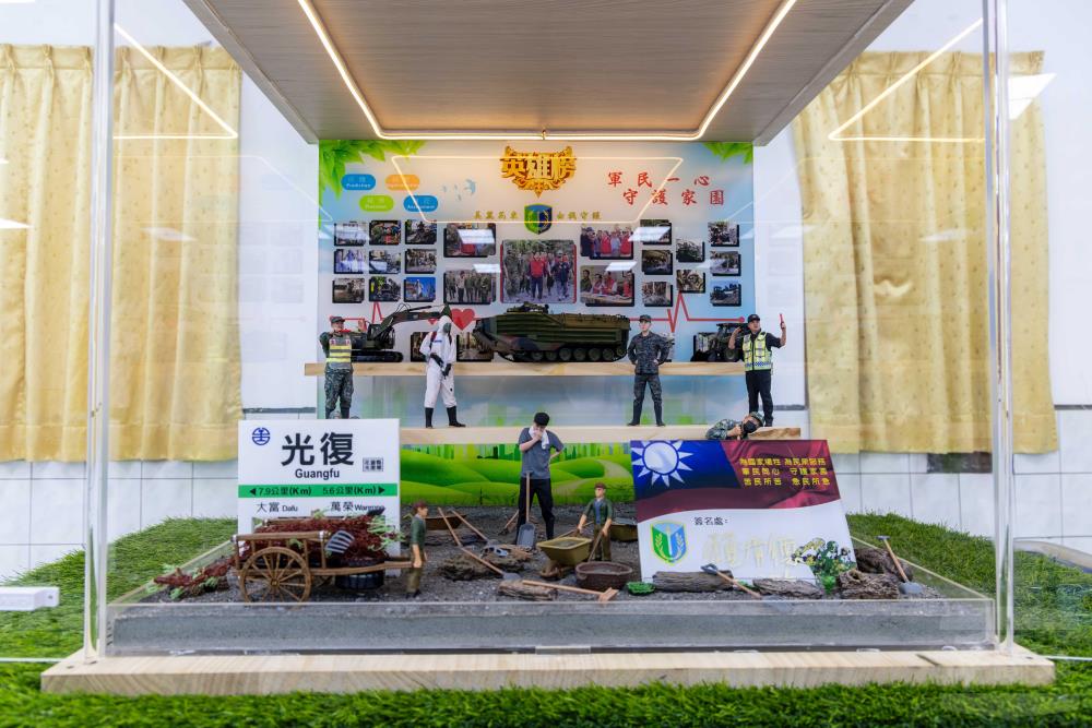 賴總統於救災紀念模型簽名留念。（軍聞社記者蔡枋澐攝）