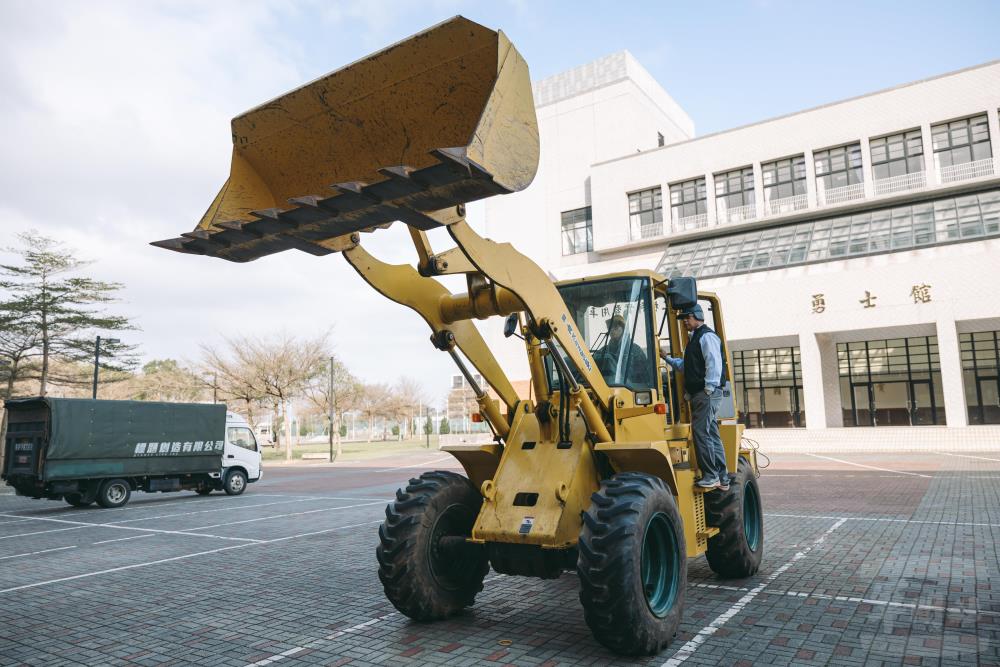 學子體驗裝載機操作。（青年日報提供）