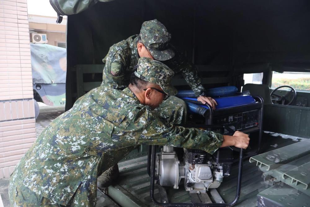 陸軍資通3大隊官兵實施防災裝備及器具檢整。(第四作戰區提供)